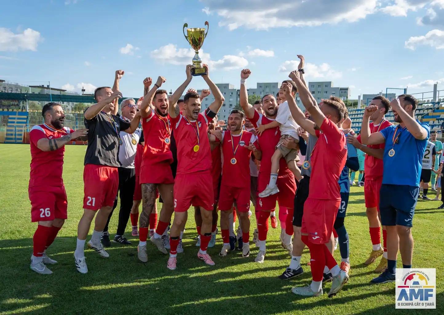 Echipa Omega sărbătorește cu trofeul Cupei — fotografie AMFB